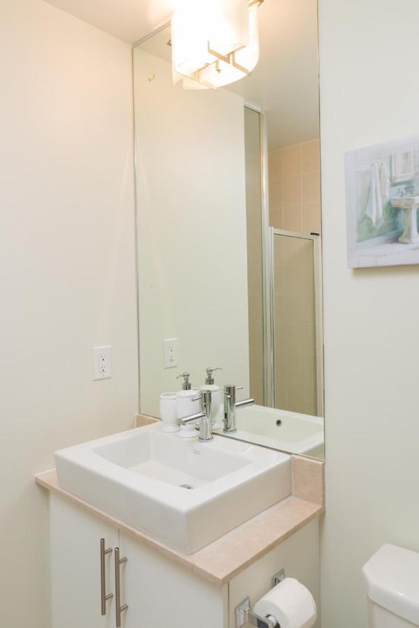 Sarkar Suites - Maple Leaf Square Toronto Exteriör bild
